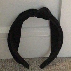 Black velvet headband with know on top